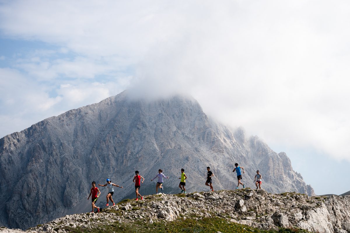 イタリア半島最高峰のグランサッソ山を背後にしていわばを駆け抜ける選手たち　©Nagi Murofushi