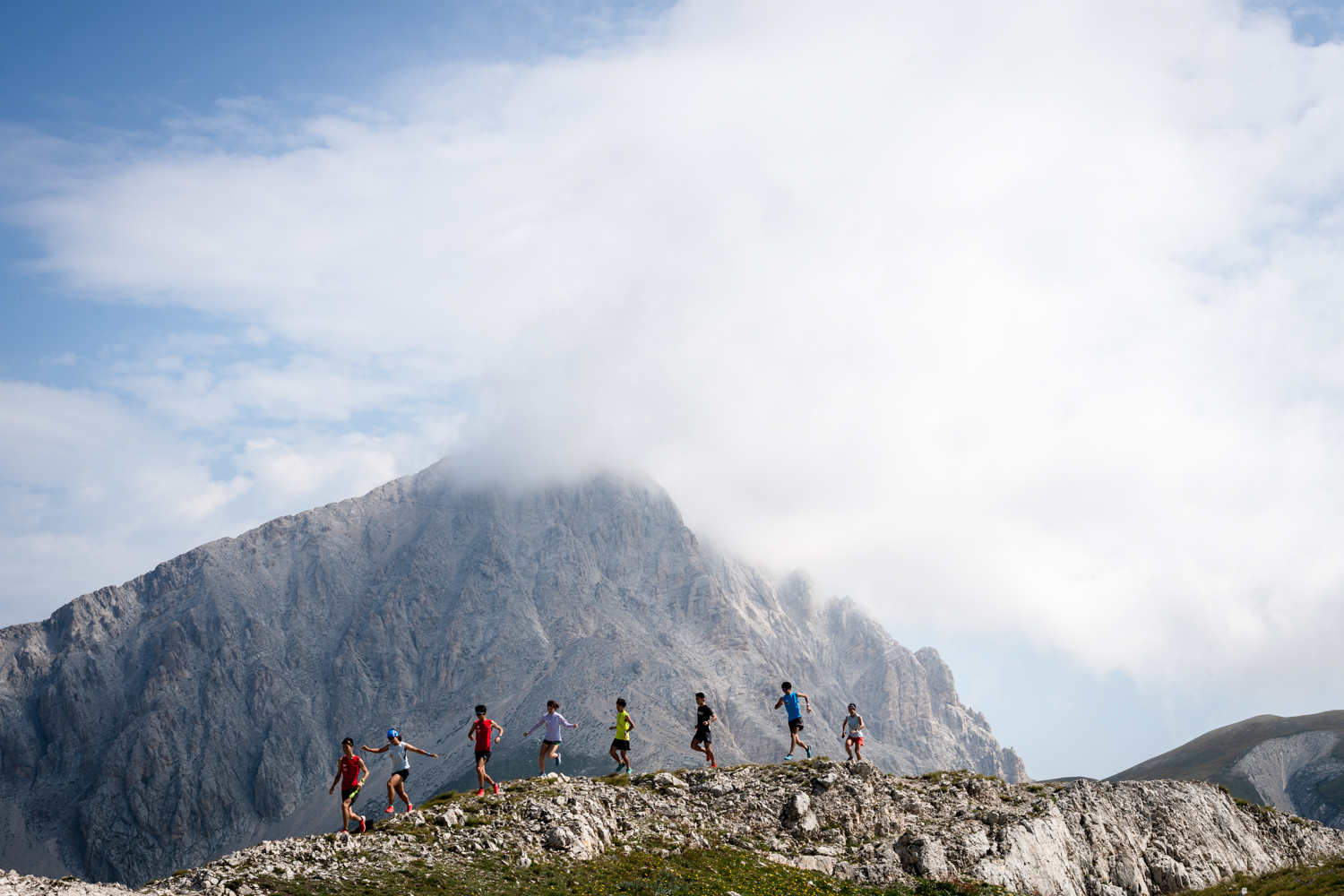イタリア半島最高峰のグランサッソ山を背後にしていわばを駆け抜ける選手たち　©Nagi Murofushi