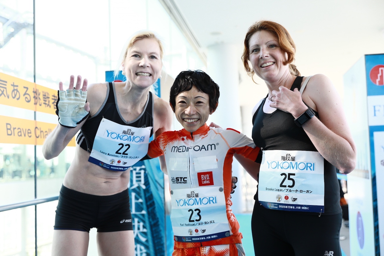女子トップ３、左からマンニネン、吉住、ローガン　©Sporting Republic