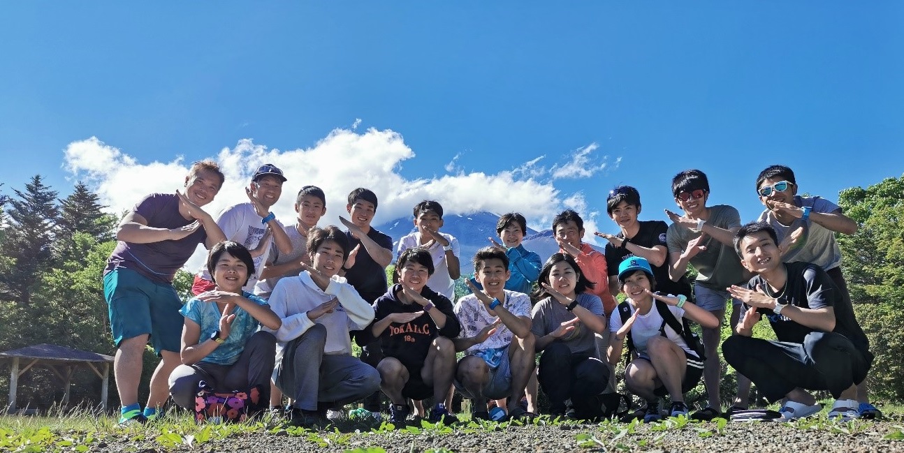 日本スカイランニング発祥の地 富士山で”Less Cloud More Sky”ポーズ